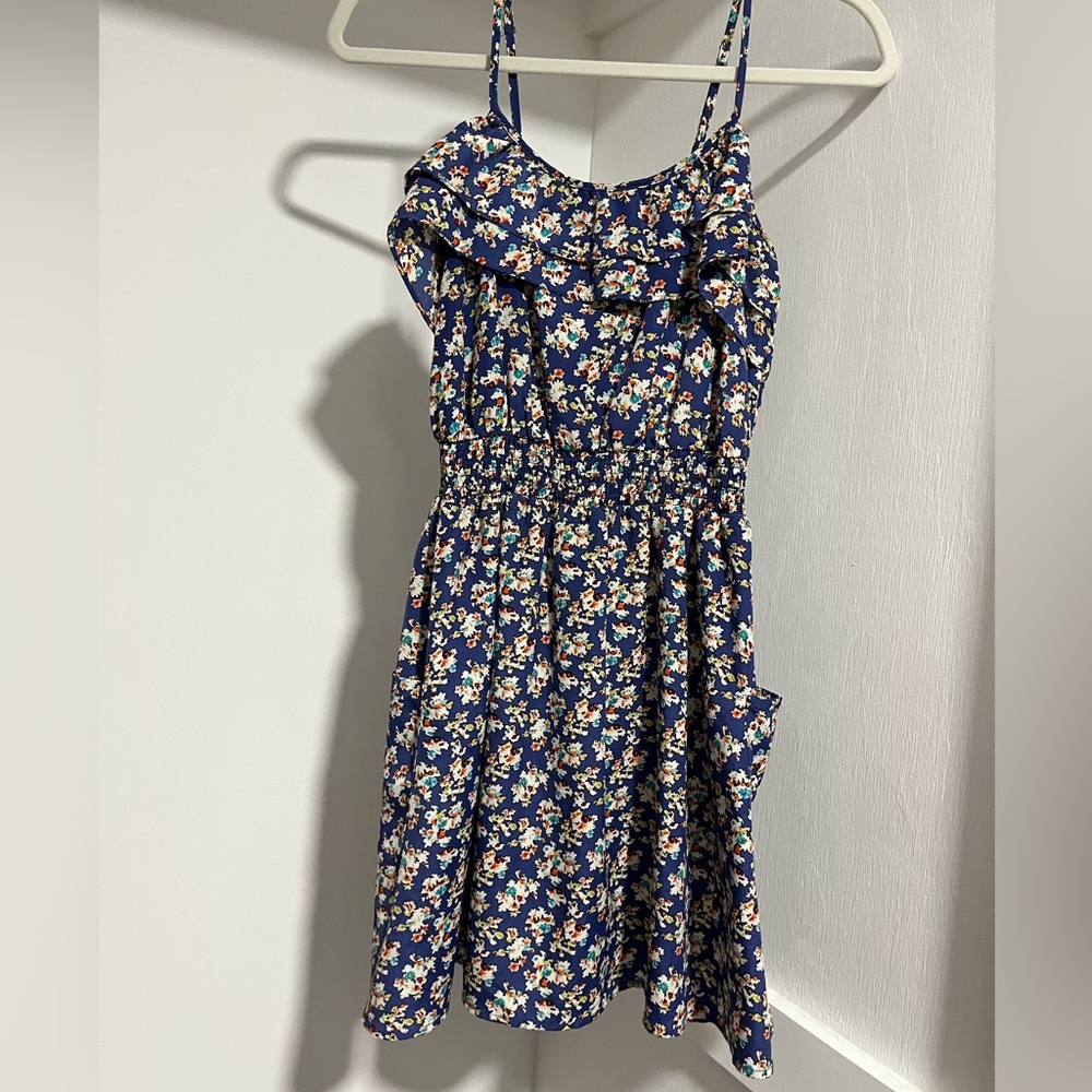 Size small floral dress with pockets!